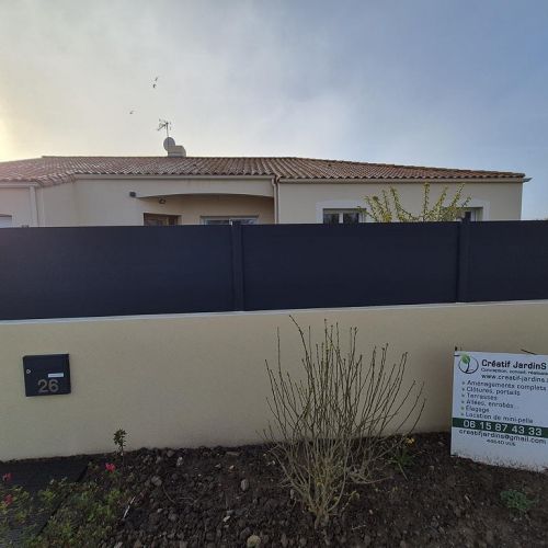 Cloture alu et mur enduit gratté - Chauvé