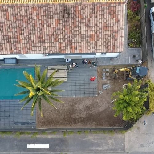 Vue dessus chantier terrasse bois et aménagement paysager
