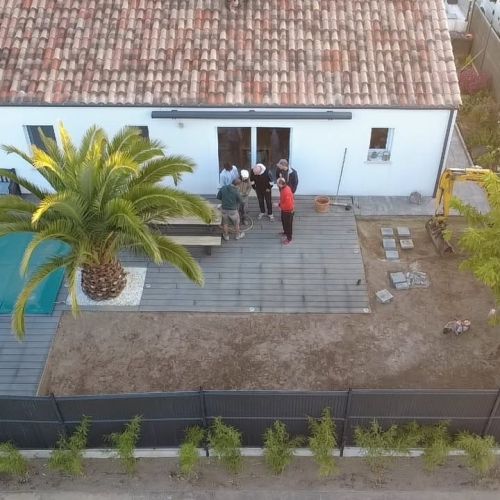 Vue dessus chantier terrasse bois et aménagement paysager