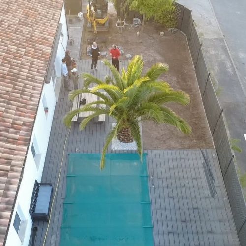 Vue dessus chantier terrasse bois et aménagement paysager