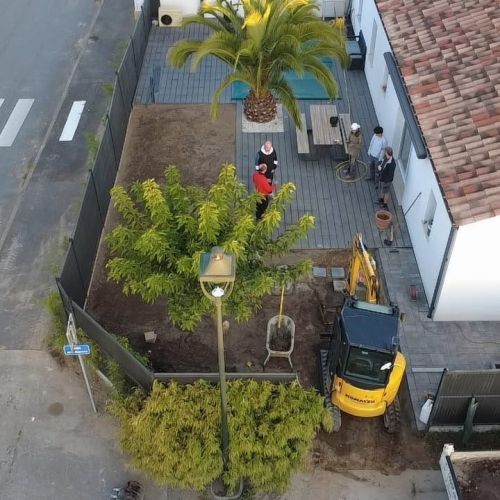 Vue dessus chantier terrasse bois et aménagement paysager